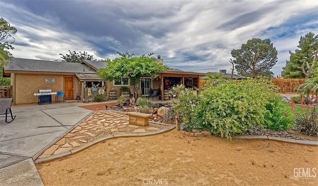 22704 Sitting Bull Road, Apple Valley, California 92308 home-pic-2