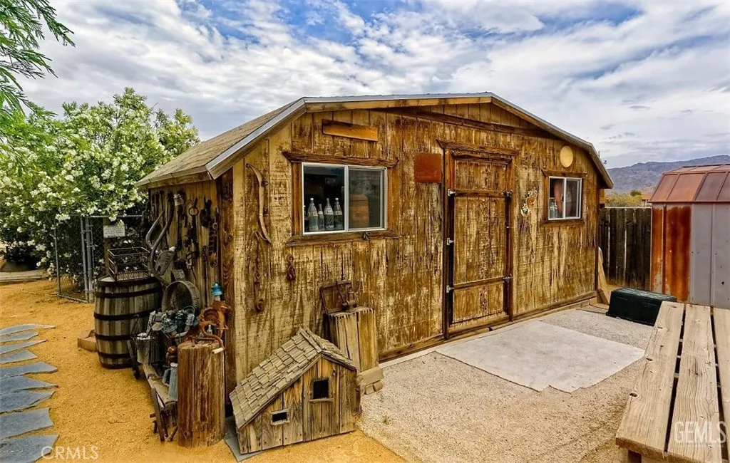 22704 Sitting Bull Road, Apple Valley, California 92308 home-pic-18