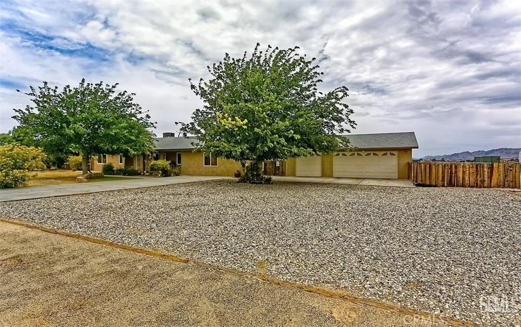 22704 Sitting Bull Road, Apple Valley, California 92308 home-pic-3