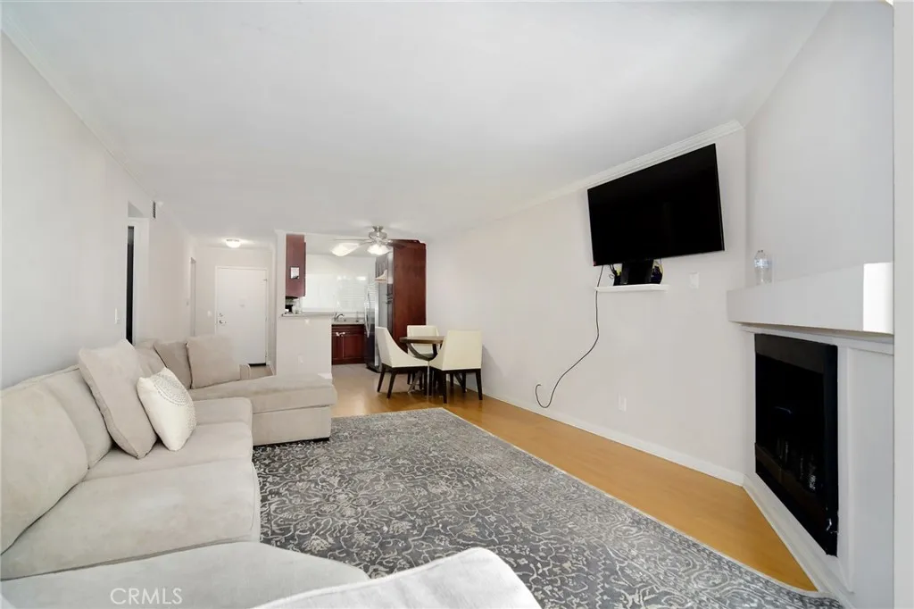 5530 Owensmouth Avenue 123, Woodland Hills, California 91367 home-pic-4