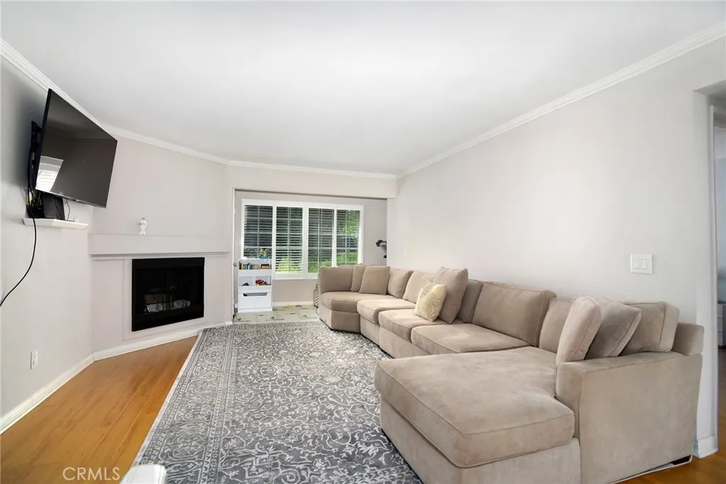 5530 Owensmouth Avenue 123, Woodland Hills, California 91367 home-pic-2