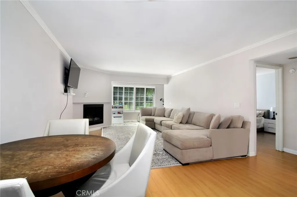 5530 Owensmouth Avenue 123, Woodland Hills, California 91367 home-pic-1