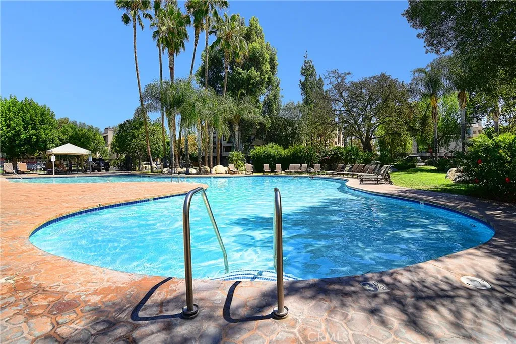 5530 Owensmouth Avenue 123, Woodland Hills, California 91367 home-pic-17