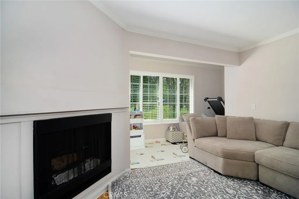 5530 Owensmouth Avenue 123, Woodland Hills, California 91367 home-pic-5