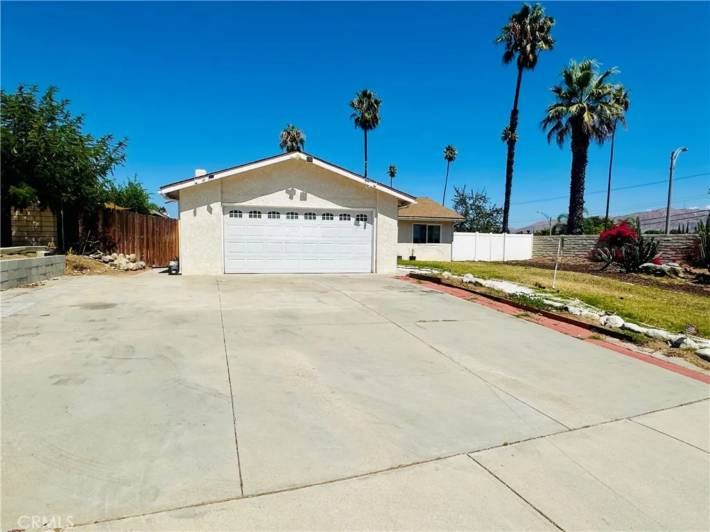 2111 Whitestone Drive, Riverside, California 92506 home-pic-0