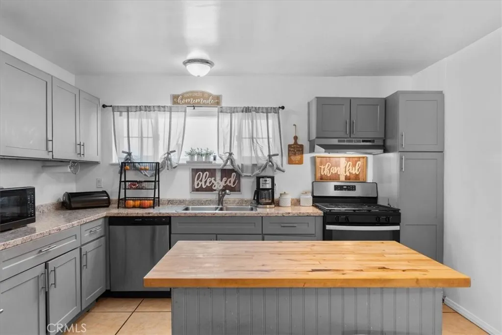 1417 W Marshall Boulevard, San Bernardino, California 92405 home-pic-10