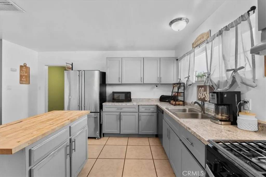 1417 W Marshall Boulevard, San Bernardino, California 92405 home-pic-13