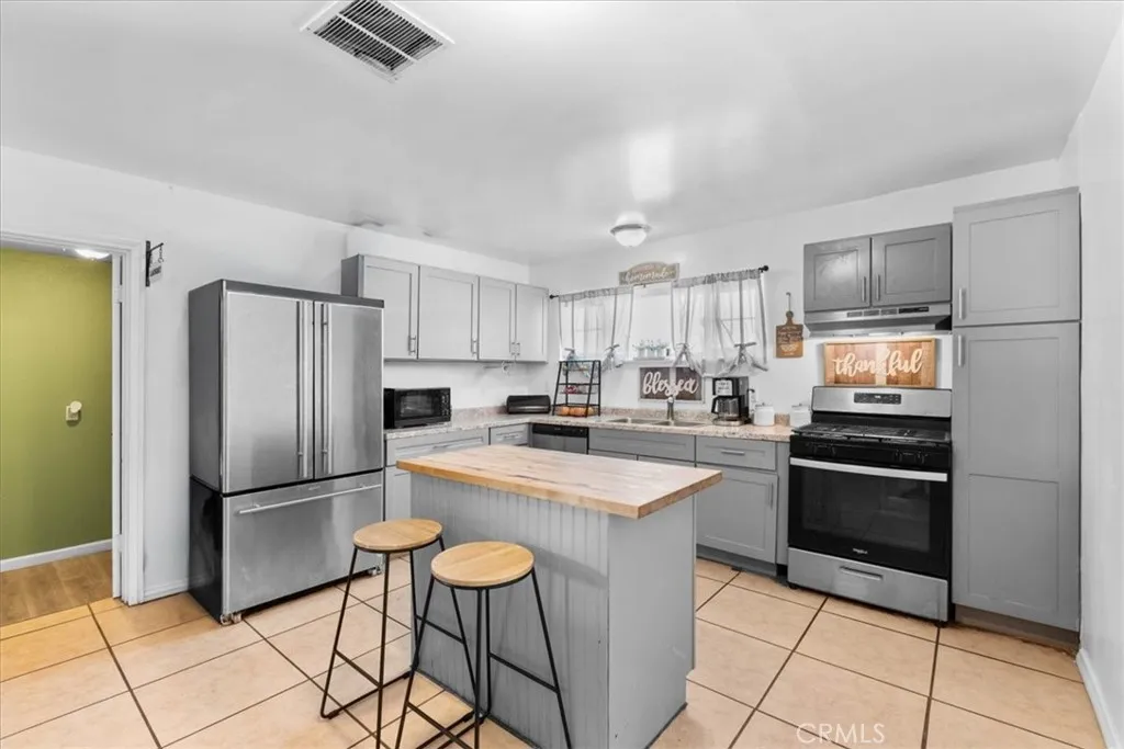 1417 W Marshall Boulevard, San Bernardino, California 92405 home-pic-12