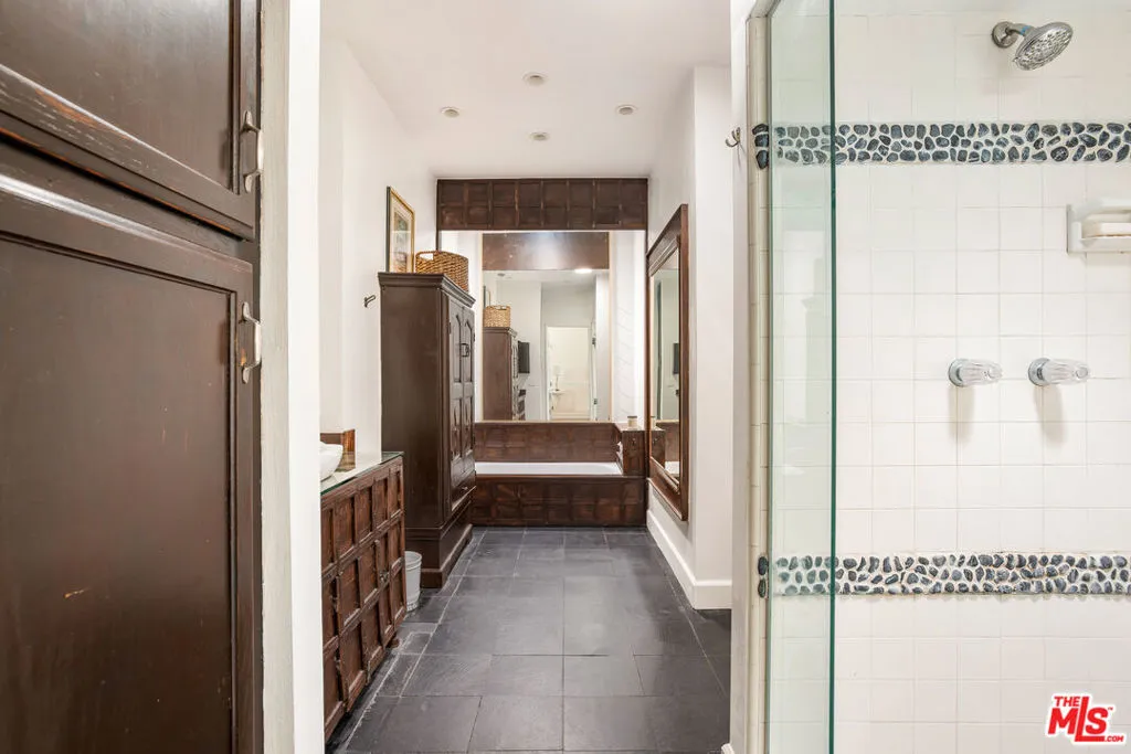 1647 N Beverly Glen Boulevard, Los Angeles, California 90077 home-pic-24