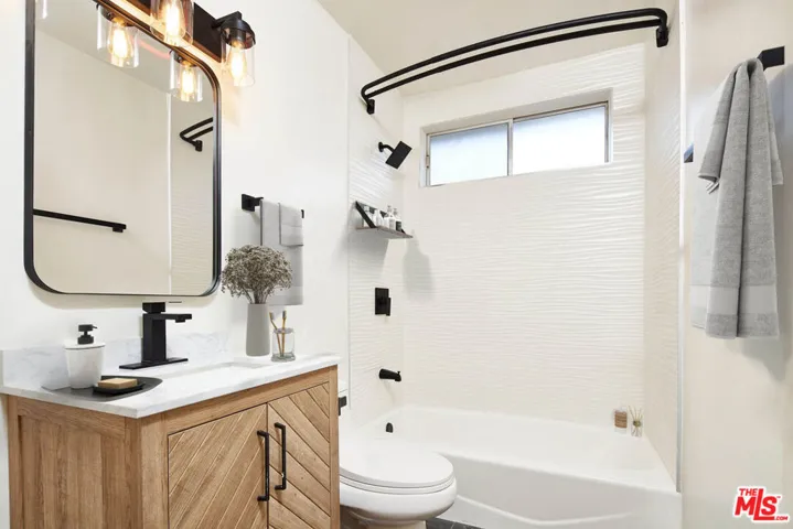 204 N Manhattan Place, Los Angeles, California 90004