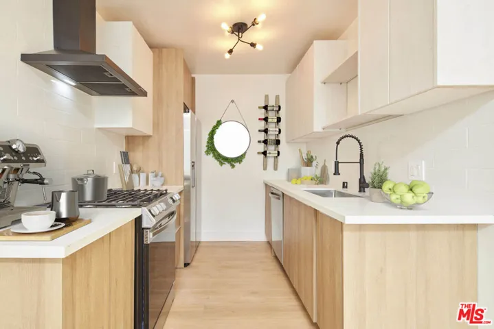 204 N Manhattan Place, Los Angeles, California 90004