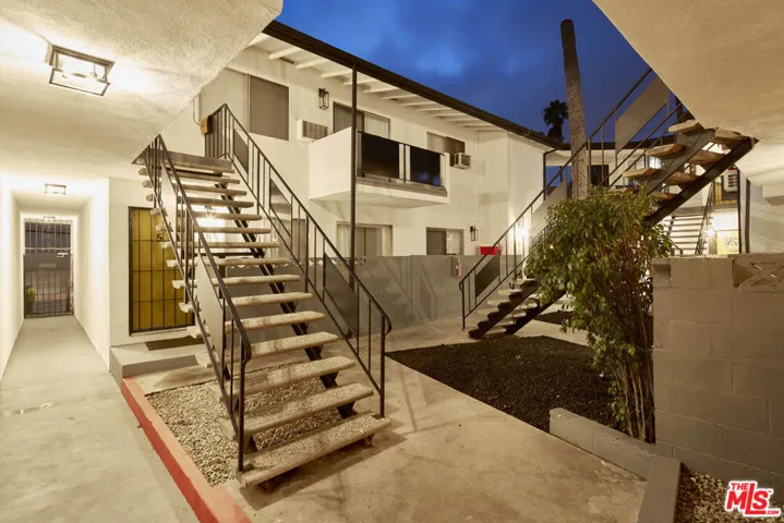 204 N Manhattan Place, Los Angeles, California 90004
