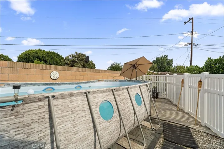18 ft above ground pool complete with new pump and heater.