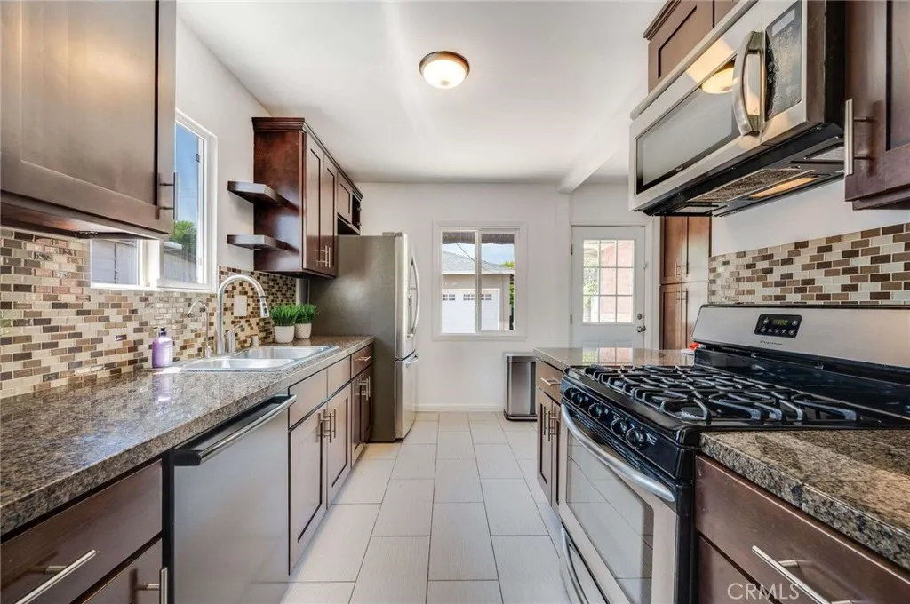 6901 Bertrand Avenue, Reseda, California 91335 home-pic-6