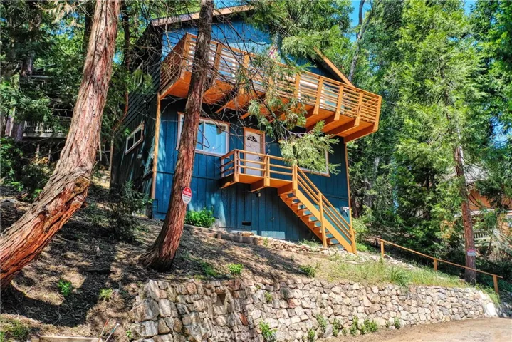 698 W Victoria Court, Lake Arrowhead, California 92352