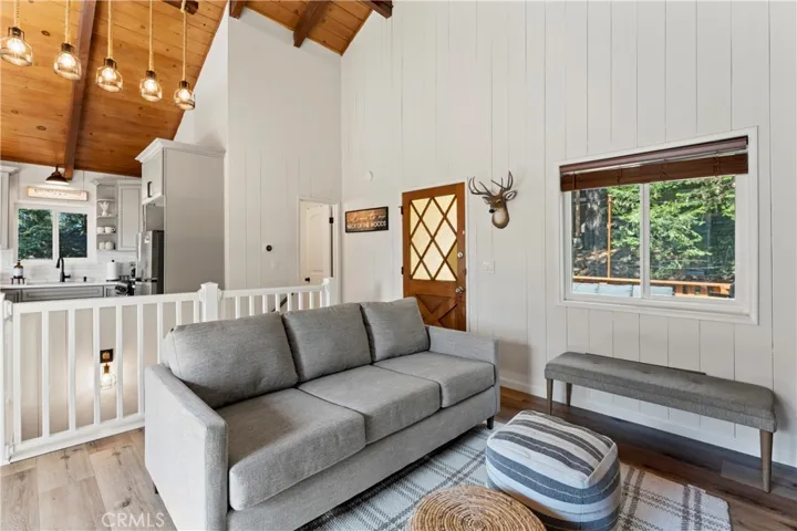 698 W Victoria Court, Lake Arrowhead, California 92352