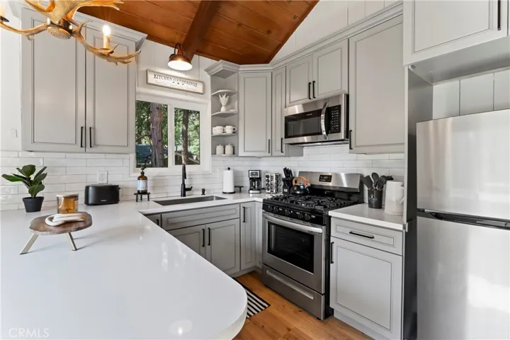 698 W Victoria Court, Lake Arrowhead, California 92352