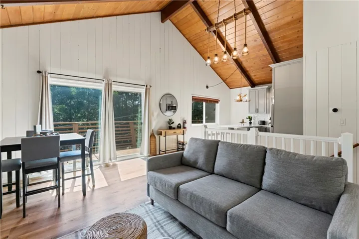 698 W Victoria Court, Lake Arrowhead, California 92352