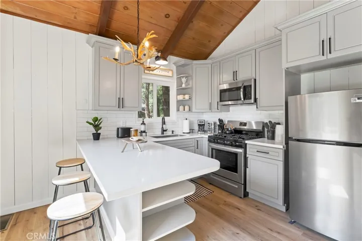 698 W Victoria Court, Lake Arrowhead, California 92352