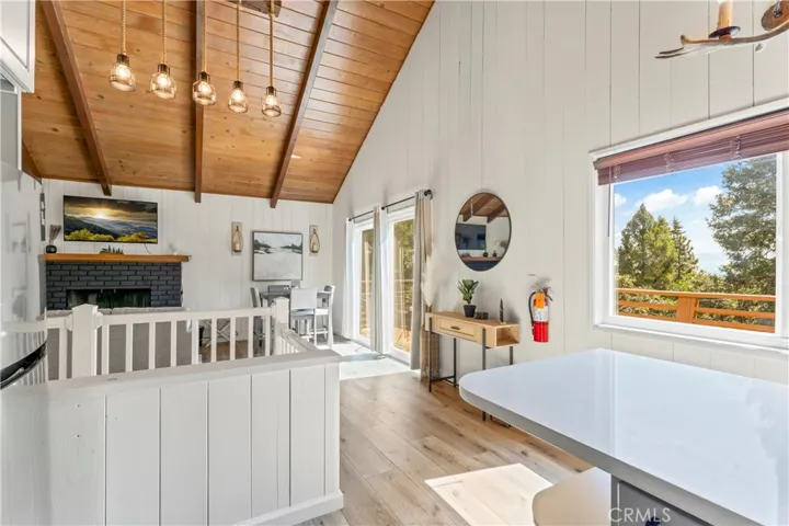 698 W Victoria Court, Lake Arrowhead, California 92352