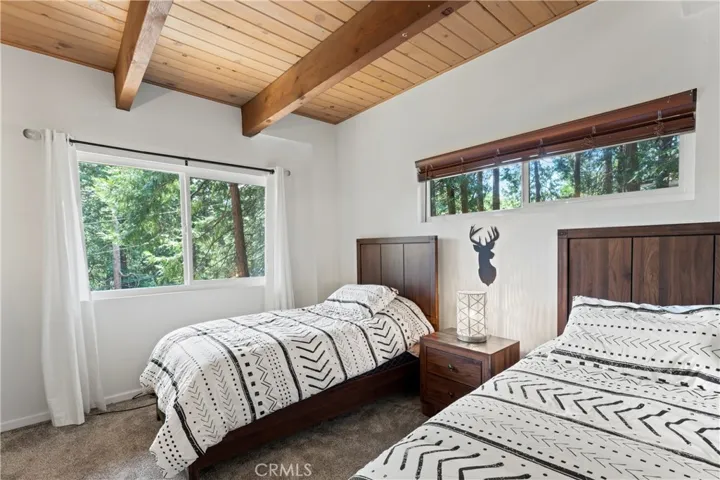 698 W Victoria Court, Lake Arrowhead, California 92352