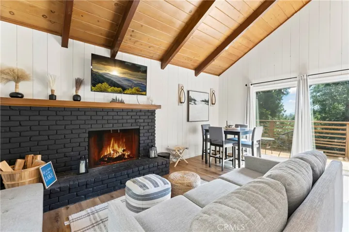 698 W Victoria Court, Lake Arrowhead, California 92352