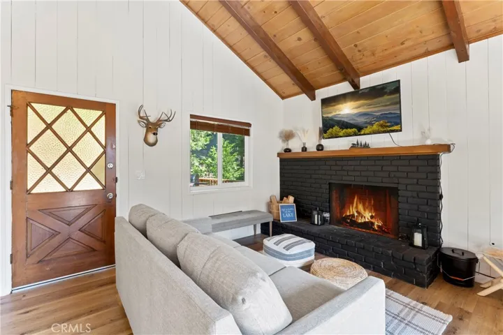 698 W Victoria Court, Lake Arrowhead, California 92352
