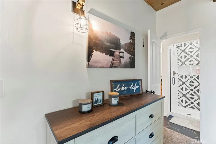 698 W Victoria Court, Lake Arrowhead, California 92352