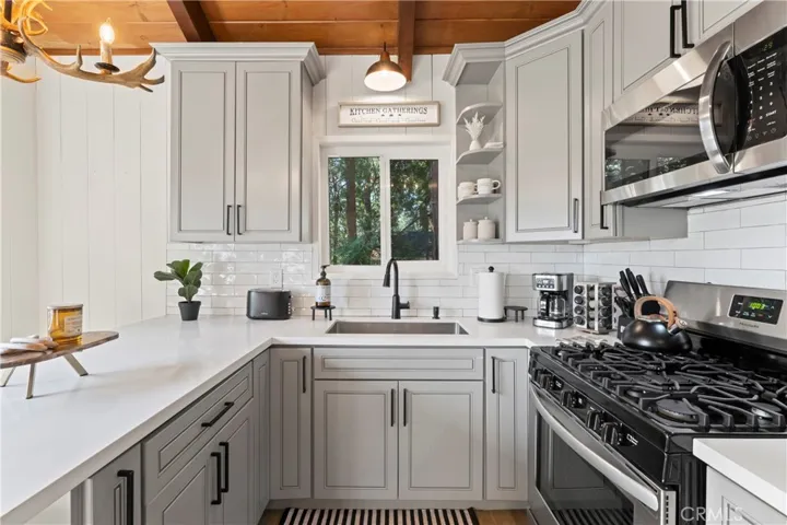 698 W Victoria Court, Lake Arrowhead, California 92352