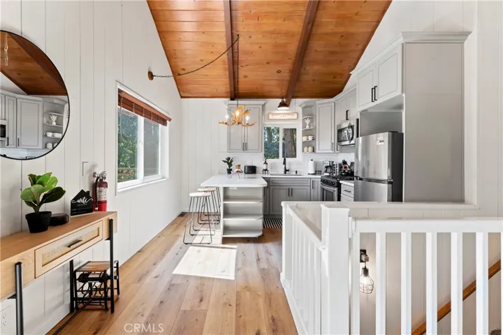 698 W Victoria Court, Lake Arrowhead, California 92352