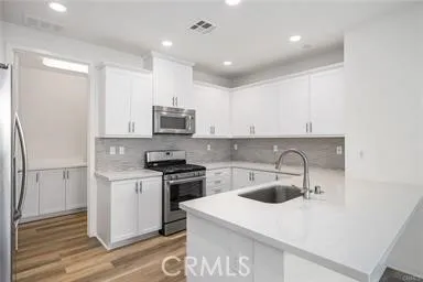 502 Trailblaze, Irvine, California 92618