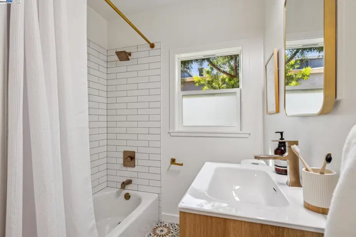 1336 Fernside, Alameda, California 94501-0000