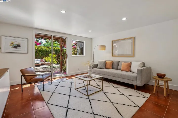 1336 Fernside, Alameda, California 94501-0000