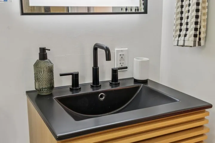 1336 Fernside, Alameda, California 94501-0000