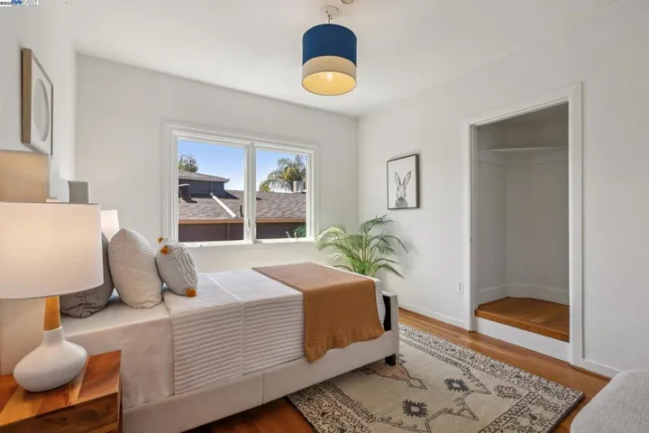 1336 Fernside, Alameda, California 94501-0000