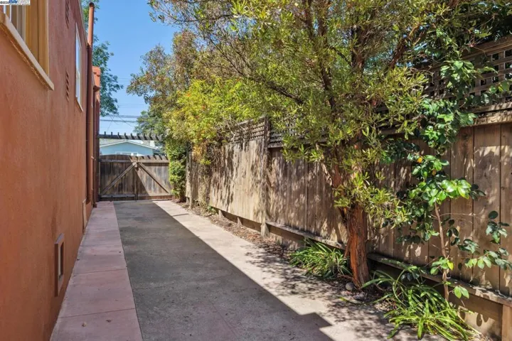 1336 Fernside, Alameda, California 94501-0000