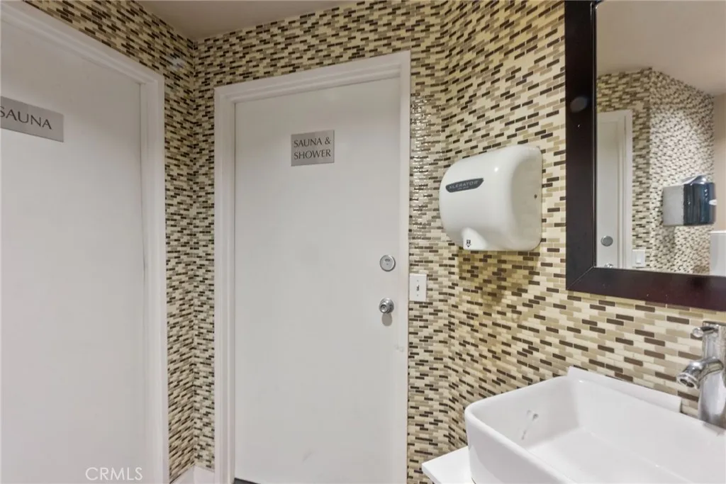 620 S Gramercy Place 412, Los Angeles, California 90005 home-pic-32