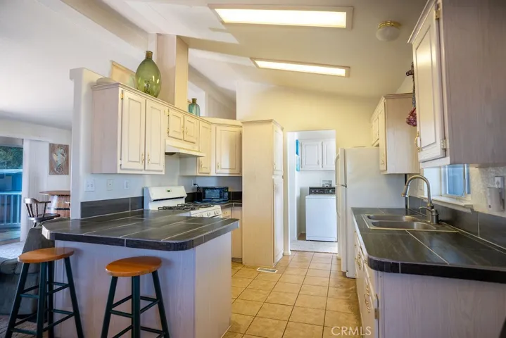 Kitchen with breakfast Bar