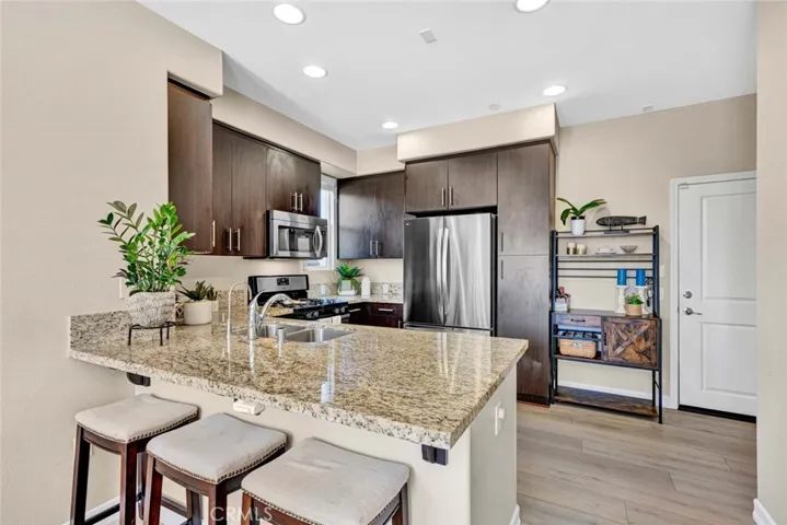 Granit kitchen with breakfast bar and stainless appliances