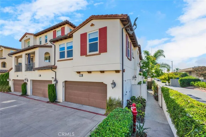 Highly upgraded former model in Solana Walk