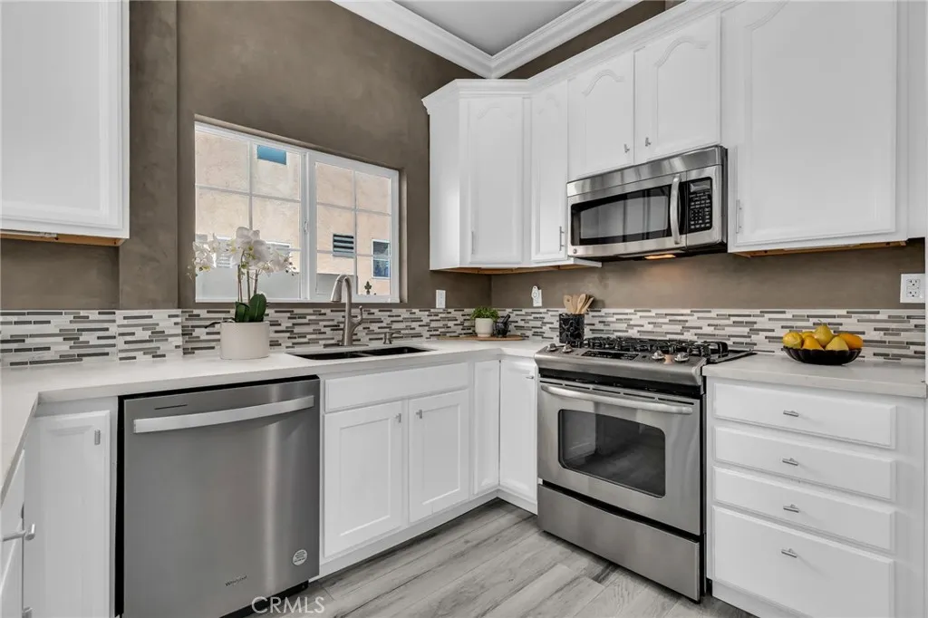 17908 Califa Street, Encino, California 91316 home-pic-13