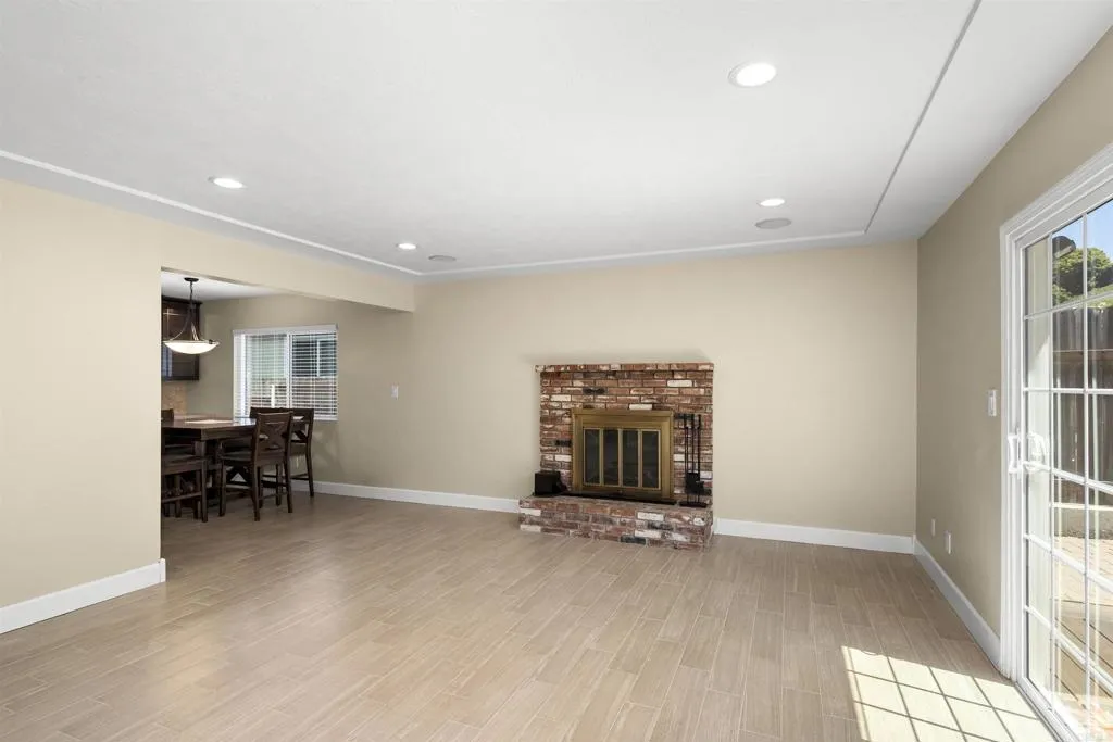 202 E J St, Chula Vista, California 91910 home-pic-8