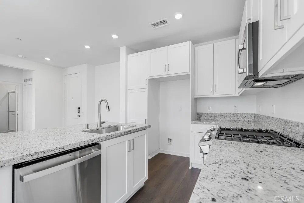 980 N Tangent Privado 303, Ontario, California 91764 home-pic-2