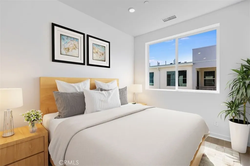 980 N Tangent Privado 303, Ontario, California 91764 home-pic-8