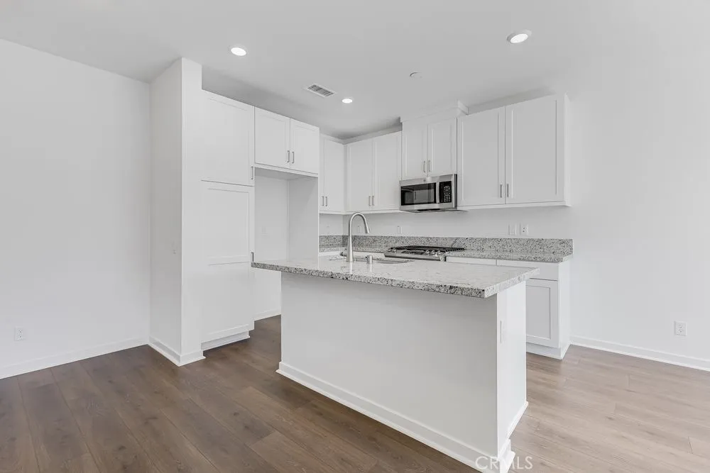 980 N Tangent Privado 303, Ontario, California 91764 home-pic-1