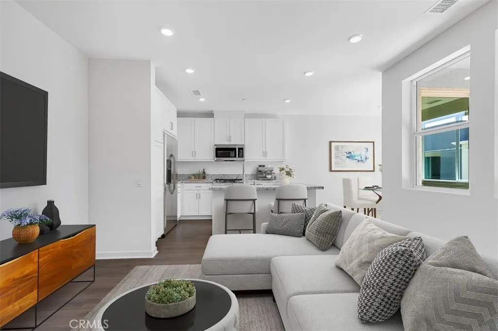 980 N Tangent Privado 303, Ontario, California 91764 home-pic-3