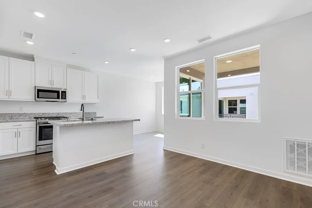 980 N Tangent Privado 303, Ontario, California 91764 home-pic-4