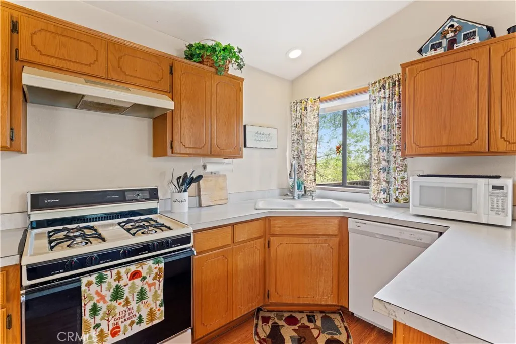 23774 Lakeview Drive, Crestline, California 92325 home-pic-8