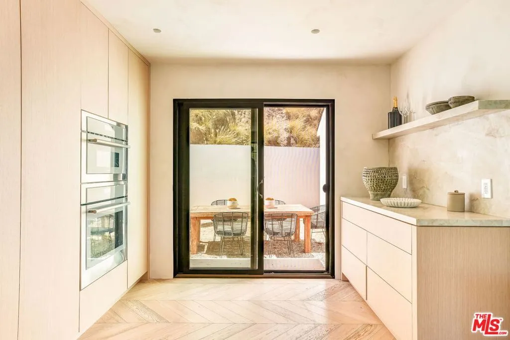 8353 Sunset View Drive, Los Angeles, California 90069 home-pic-15