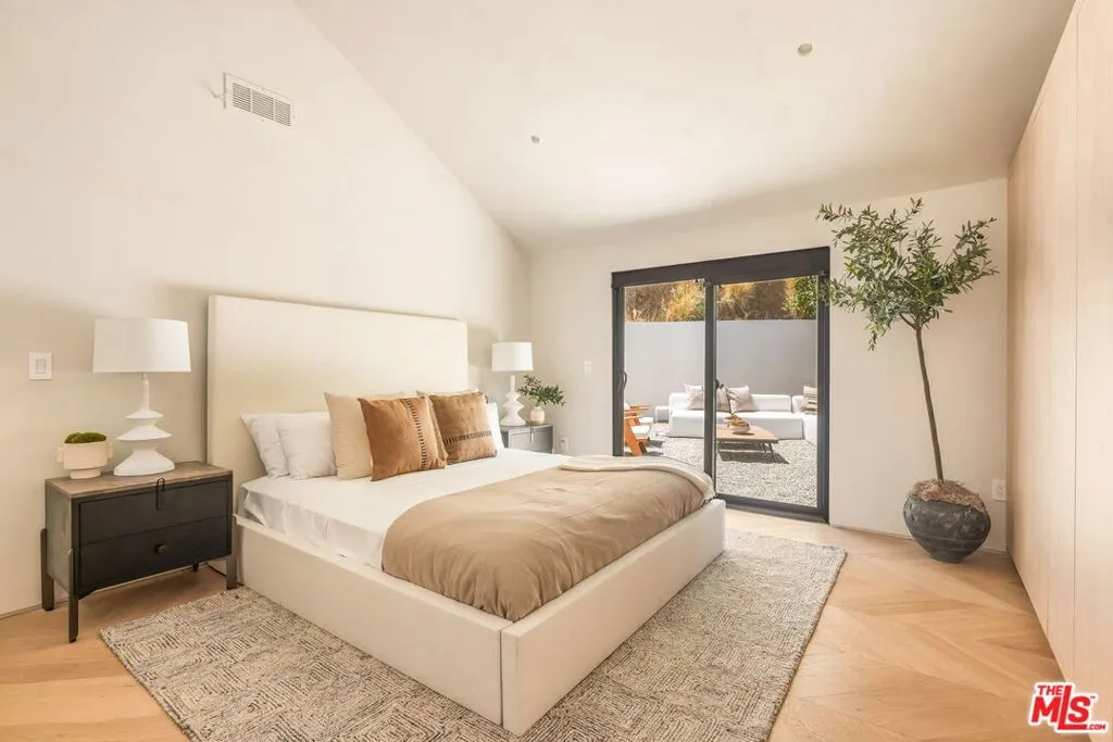 8353 Sunset View Drive, Los Angeles, California 90069 home-pic-16